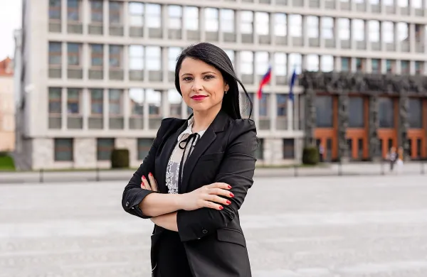Alenka Marovt bo vodila novo rubriko Dejstva.