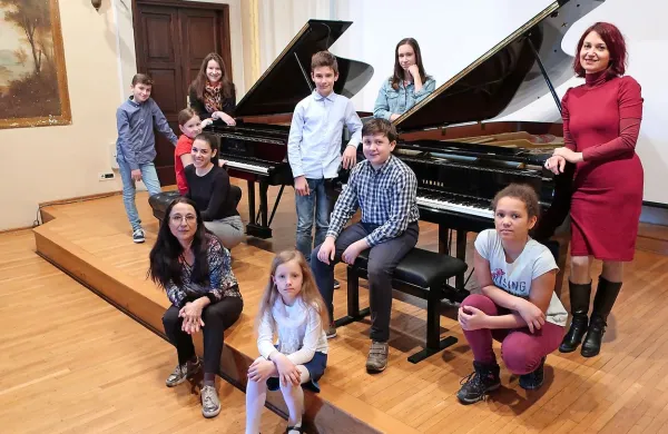 Učenci Glasbene šole Koper z mentoricami in  s klavirjema, ki jim omogočata posebno izkušnjo.   
