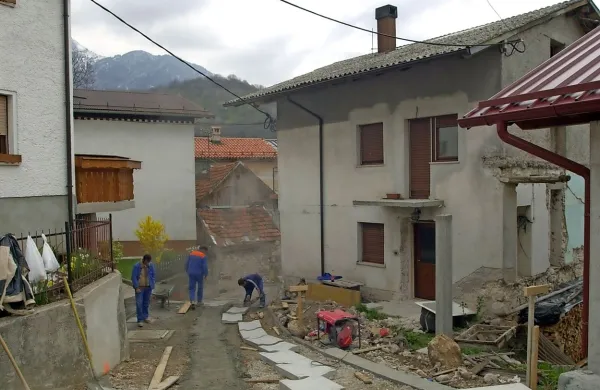 Popotresna obnova v Drežniških Ravnah 