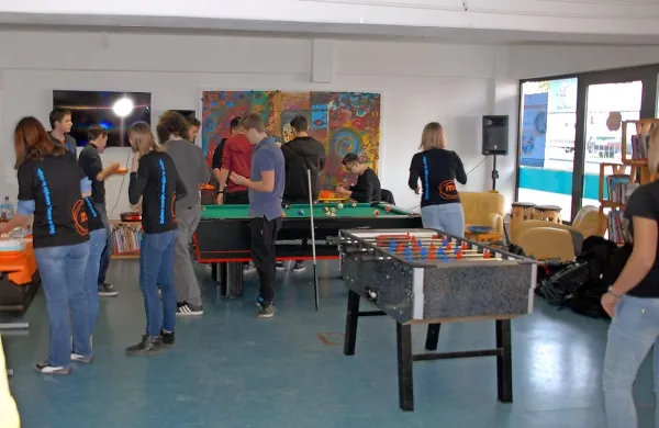 Prostori stičišča za mladino so zdaj  med drugim opremljeni z  biljardom, glasbena soba je akustično 
izolirana, urnik je dva dni v tednu daljši. 