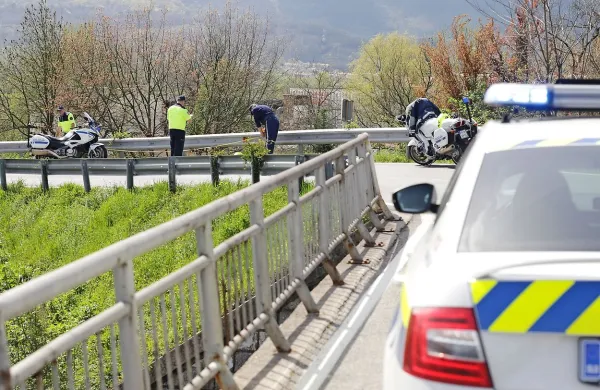 Policist padel in si zlomil nogo