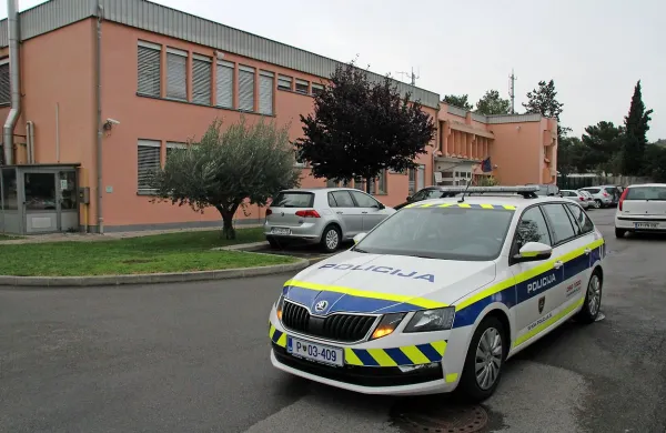 Kmalu po  prijavi prvega poskusa ropa v bližini železniške postaje 
so policisti dobili klic druge žrtve, ki ji je osumljeni grozil v garažni 
hiši trgovskega središča. 