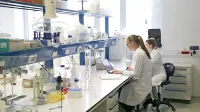 Med 56 zaposlenimi v ajdovski družbi je kar 14 doktorjev in 
magistrov znanosti.