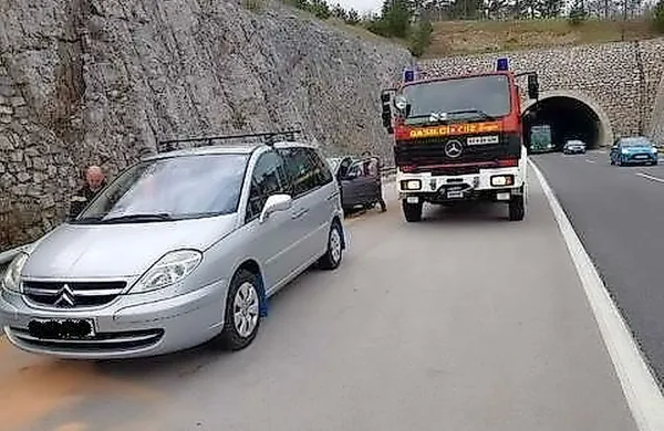 Izpu&scaron;na cev na cesti ustavila tovornjak in avtomobila