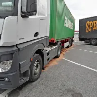 Izpu&scaron;na cev na cesti ustavila tovornjak in avtomobila