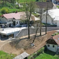 Klubski prostor z zunanjo teraso v Predjami