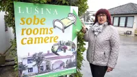  

Ornela Lušina, sobodajalka: “Ko k nam pridejo gostje, se zmenimo, naj počakajo v Luciji. Nato jih preko Parecaga  pripeljemo do 
doma. Seveda čudno gledajo, v kakšne zakotne kraje so prišli, a to 
je edina možnost, da se izognejo gneči!”