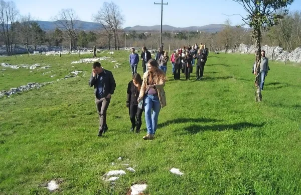 Terenski del konference so udeleženci opravili na gradišču Debela griža pri Volčjem Gradu.
