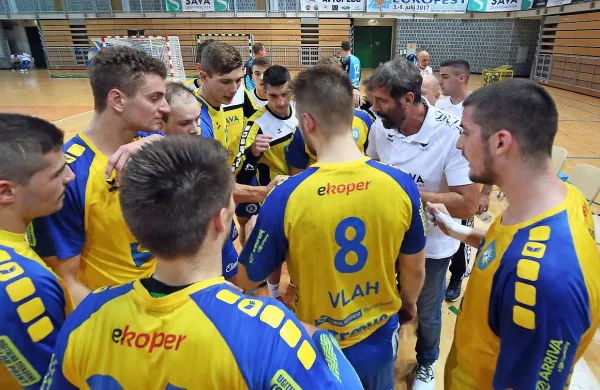 Iz koprskega kluba prihajajo optimistične informacije, da bo 
Veselin Vujović  trener članske ekipe tudi v prihodnji sezoni.