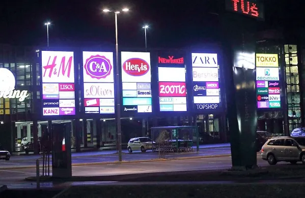 V torek je 35-letni Italijan  poskušal oropati dve ženski, prvo v 
bližini pošte na Kolodvorski cesti, drugo pa v garažni hiši 
trgovskega centra. 