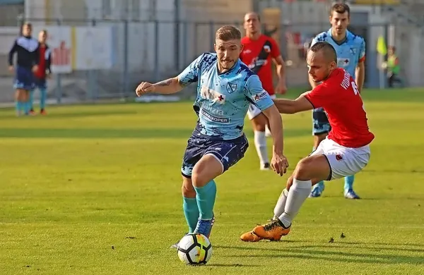 Dekančan Gregor Šćulac (levo) v dvoboju z Draženom Vidakovićem na  tekmi v prvem delu sezone v Sežani, ki so jo gostje dobili z 2:0. 