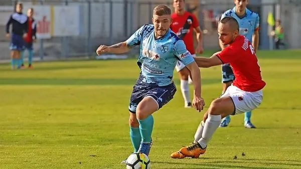 Dekančan Gregor Šćulac (levo) v dvoboju z Draženom Vidakovićem na  tekmi v prvem delu sezone v Sežani, ki so jo gostje dobili z 2:0. 