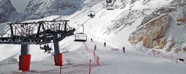Smučišče Prevala na Kaninu bo s snegom bogato obloženo še  najmanj do konca maja, morda pa kar do poletja.
