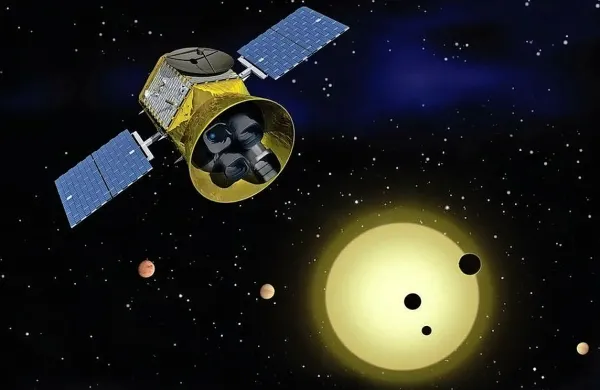 Nasa pričakuje, da bo satelit izven našega solarnega sistema 
odkril več kot 20.000 planetov, med njimi 50 planetov v velikosti 
Zemlje in 500 planetov, ki so več kot dvakrat manjši od našega.