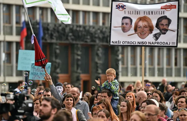 Množica protestnikov je v središču Ljubljane in nasprotovala 
sprejetju novele zakona o nalezljivih boleznih. 