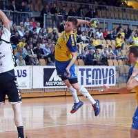 Ostajajo v lovu za Gorenjem