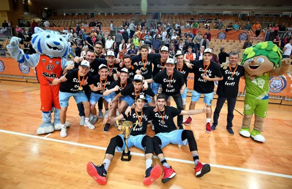 Zmagovalci:  Vojin Ivković,  Urban Hrovat,   Anže Prevodnik,   Gregor 
Glas,   Rok Nemanič, Gašper Malečkar,  Maks Mrgole, Luka Krmac,  
Boštjan Kozina, Martin Končar,  Marko Karan,  Deni Hodžić s 
trenerjem Mirom Alilovićem in sodelavci. 