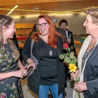 Po premieri sta sestra Nina (levo) in mama Marija (desno) čestitali 
igralki Ani Facchini, ki je odigrala vodjo zbora trojanskih ujetnic. 