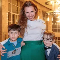 Igralka Patrizia Jurinčič Finžgar (v vlogi Andromahe) se je po 
premieri družila z najmlajšima igralcema Levom Lipuščkom (levo) 
in Issakom Hrovatinom (desno), ki igrata Astianaksa.  