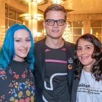 Pevka Raiven (Sara Briški Cirman) igra Kasandro, predstavo je 
režiral Jaša Koceli, Marjuta Slamič (desno) pa igra trojansko 
kraljico Hekabo.