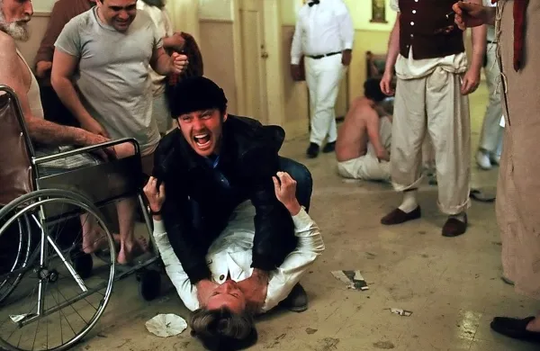 V Formanovem Letu nad kukavičjim gnezdom je blestel Jack 
Nicholson. 
