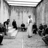 V filmu Cezar mora umreti sta brata Taviani prikazala uprizoritev  Shakespearove tragedije v zaporu.  
