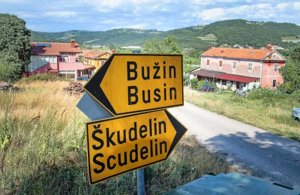 Slovenija bo v četrtek izplačala prve finančne pomoči družinam, ki 
so se zaradi arbitražne razsodbe o meji med Slovenijo in Hrvaško 
odločile za preselitev v Slovenijo.