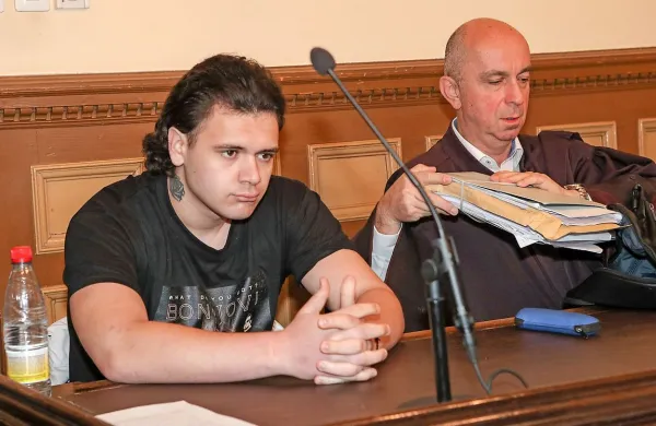 Stefan Cakić (desno ob njem njegov zagovornik Gorazd Fišer) je 
danes ponovil, da bo dejanje, ki ga je storil, obžaloval do konca 
življenja. 