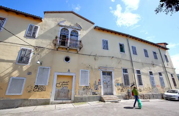 Servitski samostan, ugledna stavba sredi Kopra, ostaja zapuščena 
in vse bolj propada.