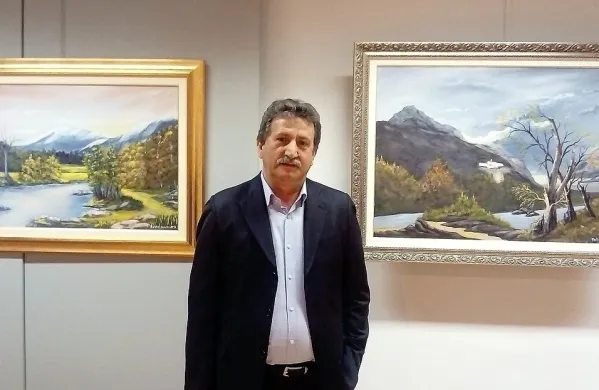 Redžo Suloski se na slikah stika z naravo