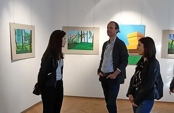 Umetniška gimnazija likovne smeri   iz Nove Gorice po petih letih spet gostuje  v Lokarjevi galeriji.  