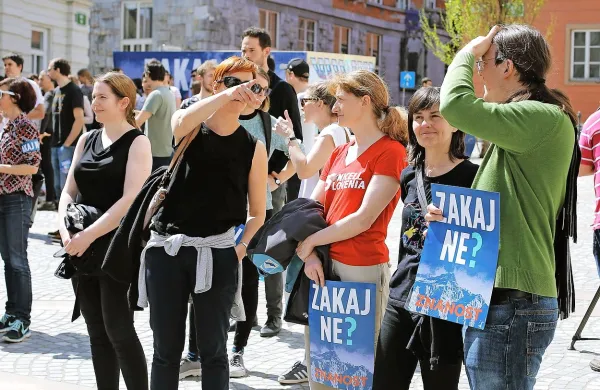 Slovenski raziskovalci so se pred stavbo Slovenske akademije 
znanosti in umetnosti (SAZU) v Ljubljani zbrali na shodu za 
znanost pod geslom Zakaj ne za znanost?