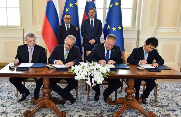 Predstavniki vlade ter švicarske družbe Lonstroff in njenega 
japonskega lastnika Sumitomo Rubber Industries so danes v 
Ljubljani podpisali pogodbo o državni spodbudi v višini 4,8 
milijona evrov za investicijo Lonstroffa v Logatcu.