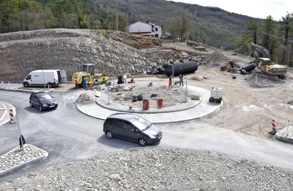 Čez novo sečišče cest na Prevali so izvajalci  pred dnevi sprostili promet. Končano pa bo predvidoma junija.