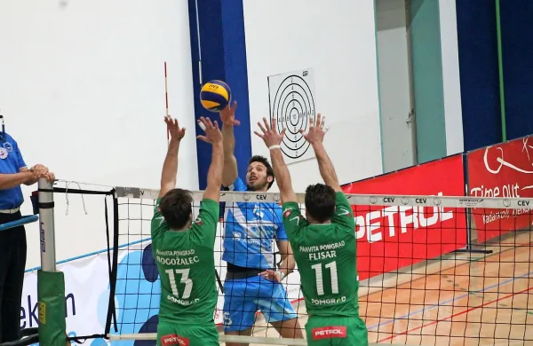 Danes bosta v Kanalu v napadu velika tekmeca Aljoša Bogožalec 
(13) in domačin Matic Vrtovec (v modrem).