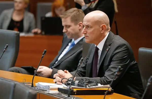 Poslanec Branko Zorman se je zaradi zavrnitve novele zakona o 
igrah na srečo na današnjem vnovičnem glasovanju v DZ odločil za 
izstop iz stranke SMC.