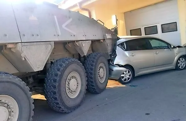 Takole je oklepnik patria ob zid pivškega Elektra stisnil avto.