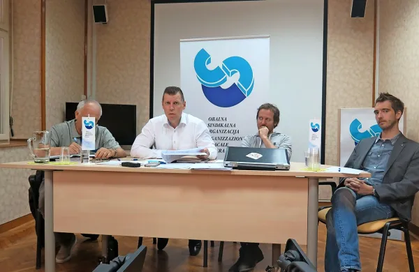Izvajalci pristaniških storitev (IPS) namesto reševanja te problematike poskušajo legalizirati svoje nezakonito delovanje, so na 
današnji skupni novinarski konferenci opozorili obalni sindikati in 
Delavska svetovalnica.