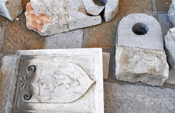 Grb družine Longo in dve nosilni konzoli



