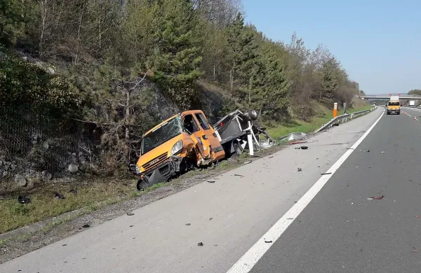 S tovornjakom uničila Darsovo vozilo