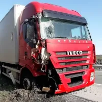 S tovornjakom uničila Darsovo vozilo