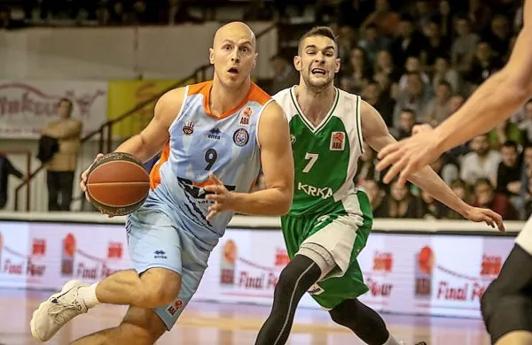 Mirko Mulalić (z žogo) je bil tokrat najbolje razpoložen strelec 
koprske ekipe. 