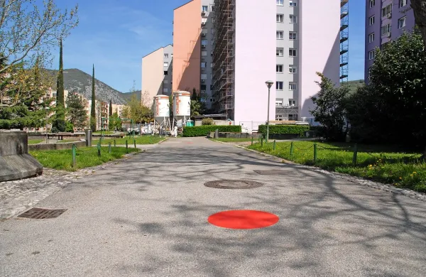 Na intervencijske poti v Novi Gorici  po novem nakazujejo tudi 
rdeči krogi.