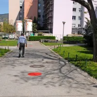 Na intervencijske poti v Novi Gorici  po novem nakazujejo tudi 
rdeči krogi.