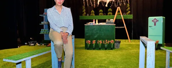 Lina Vengoechea na odru, pripravljenem za nocojšnjo premiero 
predstave Za blagor vseh ljudi. 