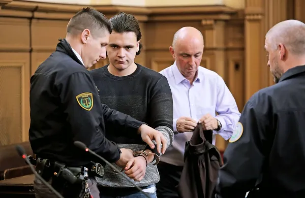 Senat Okrožnega sodišča v Ljubljani je Stefana Cakića danes 
spoznal za krivega uboja igralca Gašperja Tiča v stanju bistveno 
zmanjšanje prištevnosti in zanj določil osem let in pol zapora. 