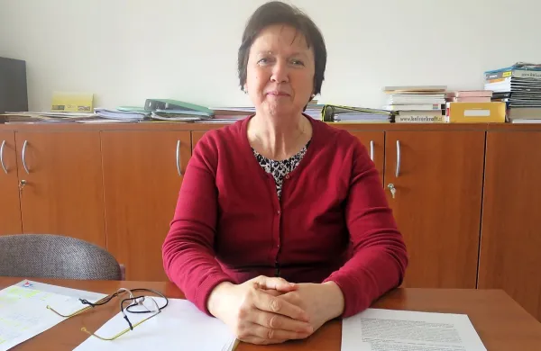   Ravnateljica Irena Kenk spet vodi pravno urejeno šolo, a ima v njej 
očitno nasprotnike.
