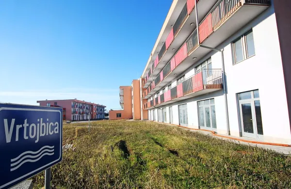 Tudi projekt Sobivamo je “spomnil”, da na jugu Vrtojbe stoji 
kompleks  v rokah državne slabe banke, kjer bi se s skupnimi 
močmi dalo urediti bivališča za starejše.    