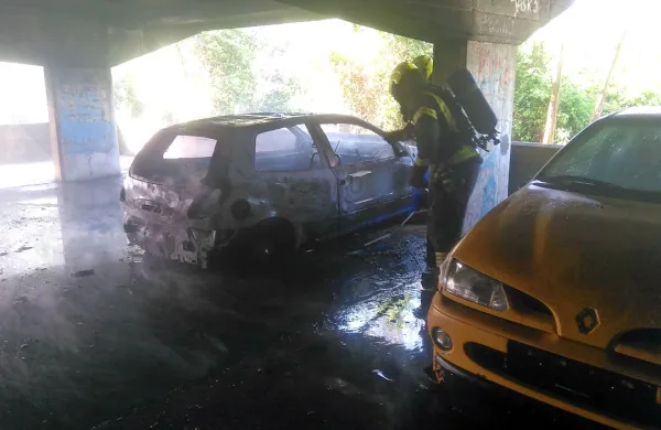 V garažni hi&scaron;i je zagorel zapu&scaron;čen fiat