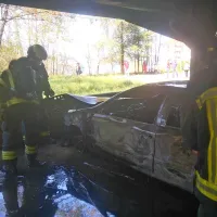 V garažni hi&scaron;i je zagorel zapu&scaron;čen fiat